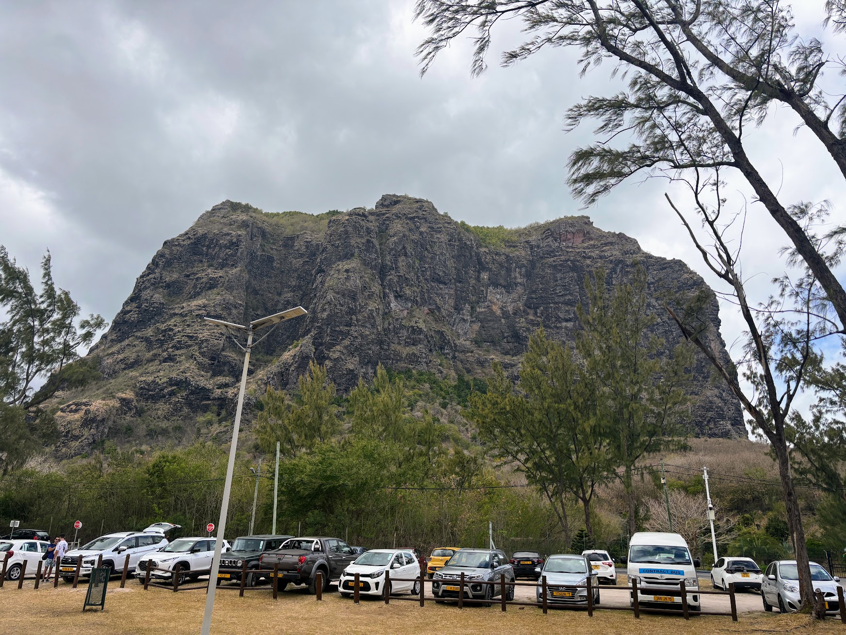 Autos stehen auf dem öffentlichen Strandparkplatz am Le Morne Brabant auf Mauritius