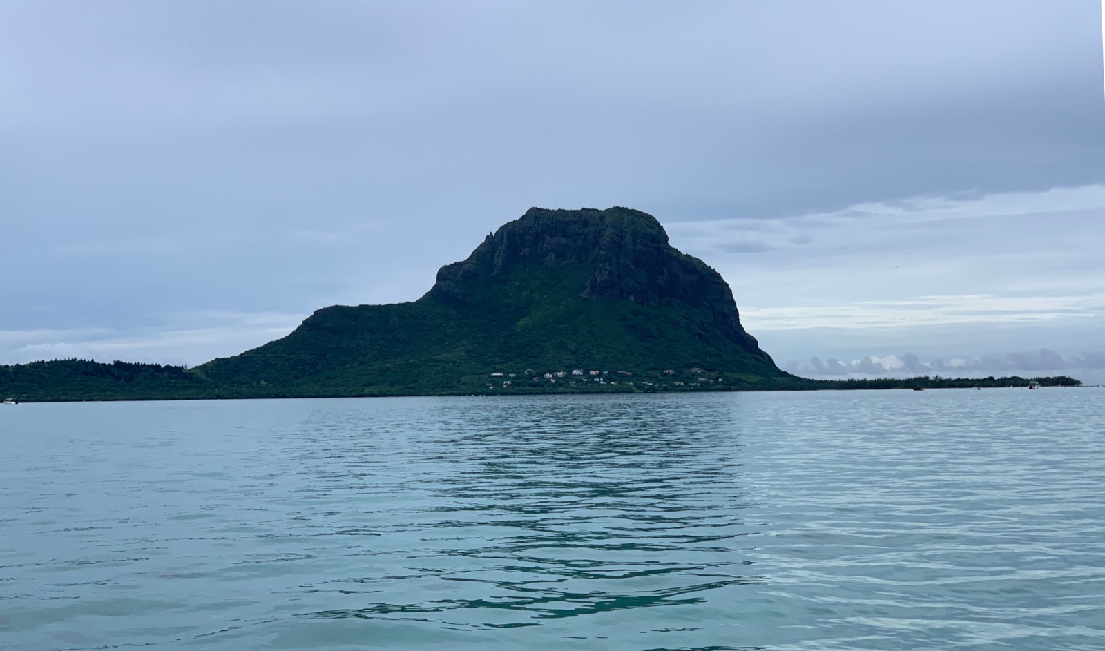 La montagne du Morne Brabant vue depuis l'océan, île Maurice